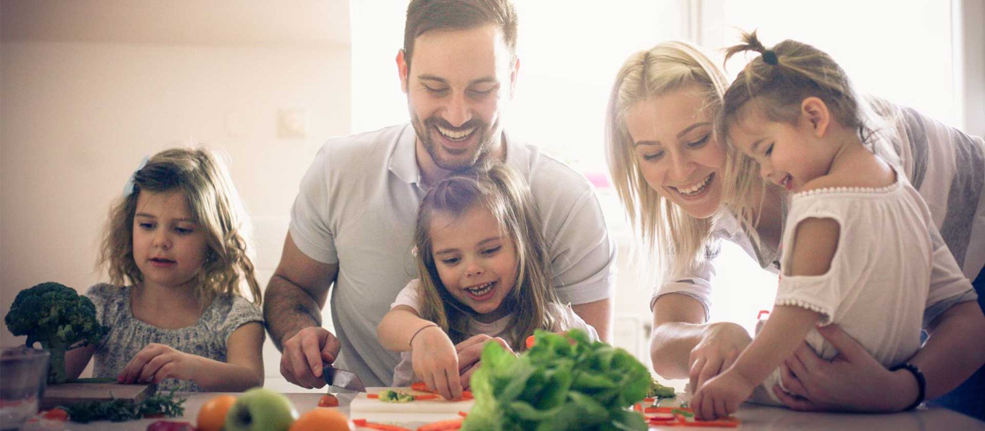 familia feliz cocinando junta