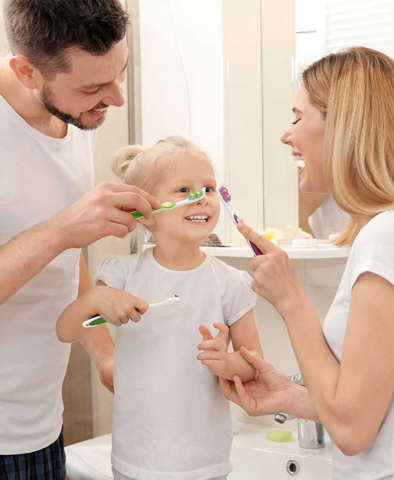 familia lavándose los dientes juntos